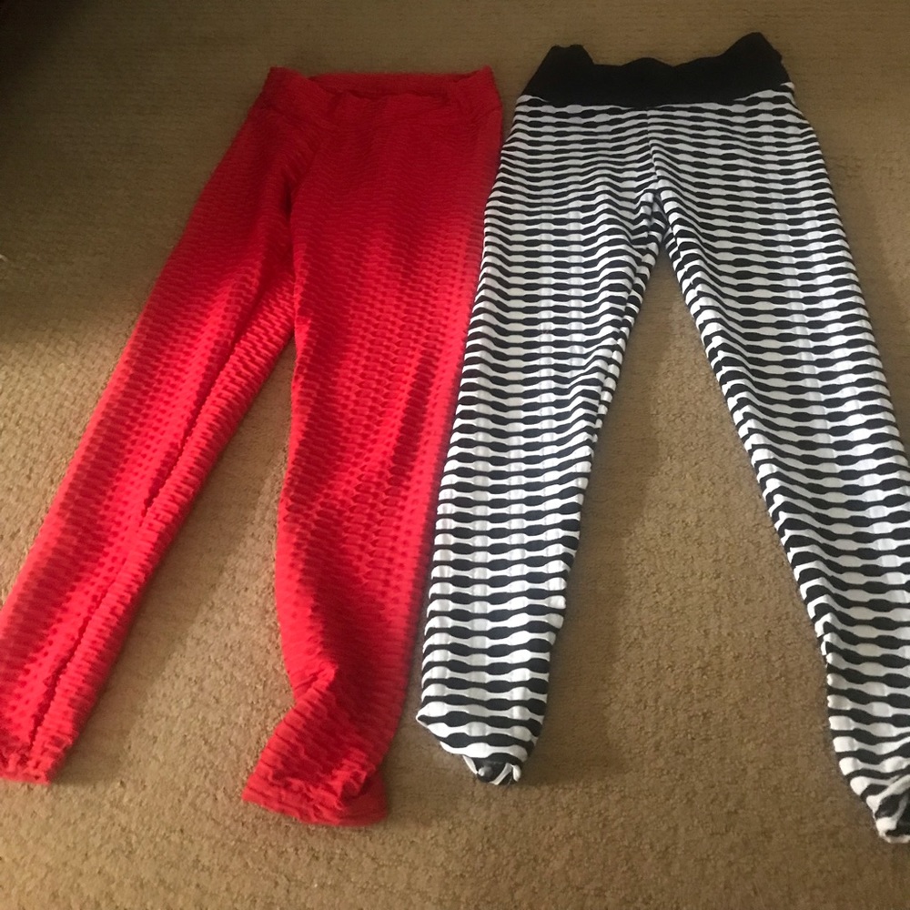 2 scrunch butt leggings barely worn Med